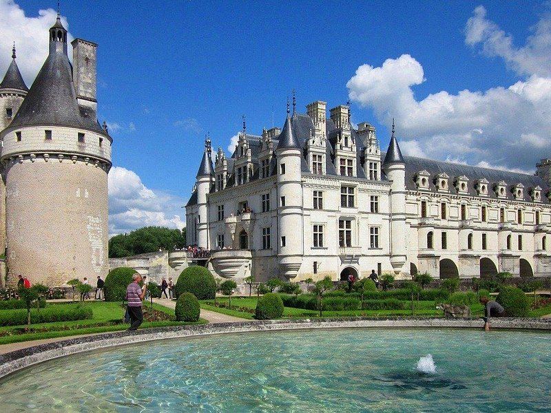 Chenonceau behind its fountain
