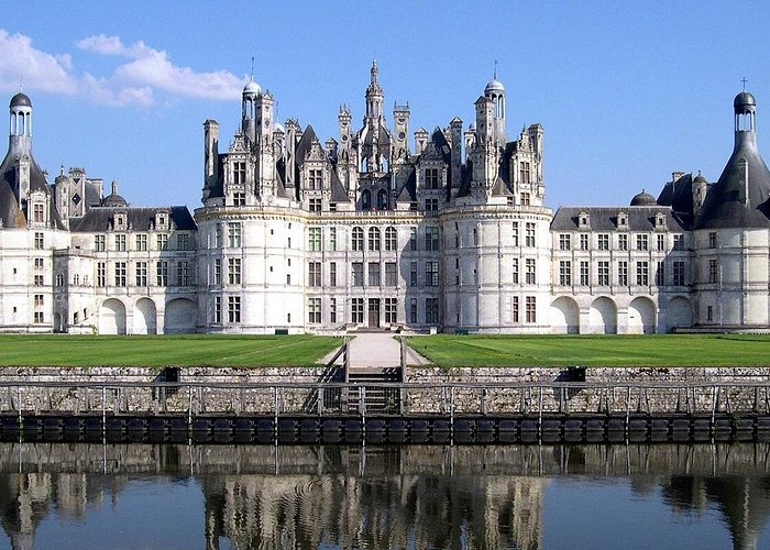 Loire Valley Guided Day Trip from Paris by Minivan — Chambord & Chenonceau (Max 8)
