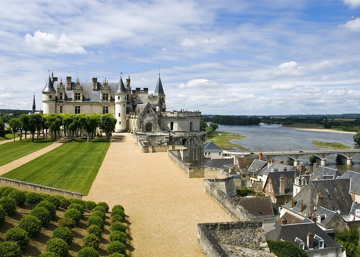 Loire Valley: Three Castles, Amboise Walking Tour & Wine with Hotel Pickup