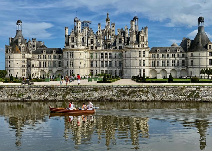 Private Tour: Chenonceau & Chambord with Two Loire Winery Visits